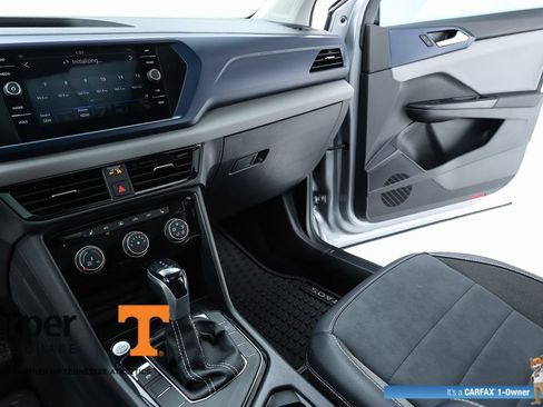 Used 2023 Volkswagen Taos SE w/ Panoramic Sunroof Package FWD image 23