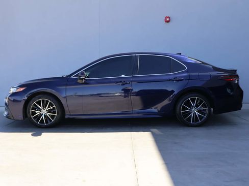 Used 2022 Toyota Camry SE FWD image 2