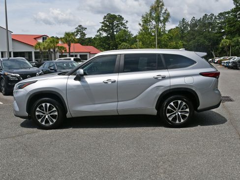 Used 2023 Toyota Highlander XLE FWD image 2