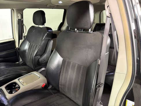 Used 2016 Chrysler Town & Country Limited FWD image 12