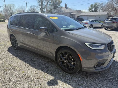 Used 2025 Chrysler Pacifica Limited FWD image 8