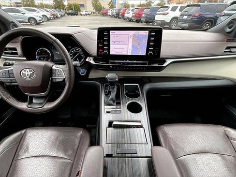 Used 2022 Toyota Sienna Platinum image 7
