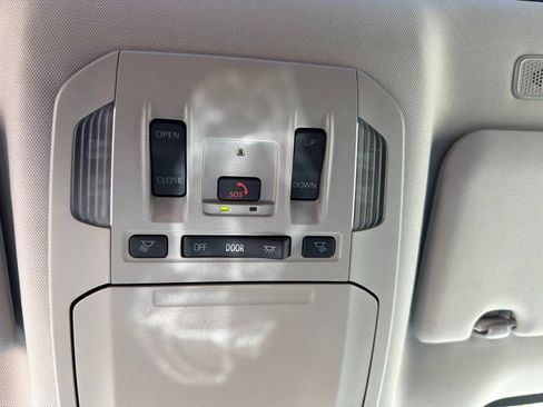 Used 2024 Toyota Highlander XLE AWD/4WD image 25