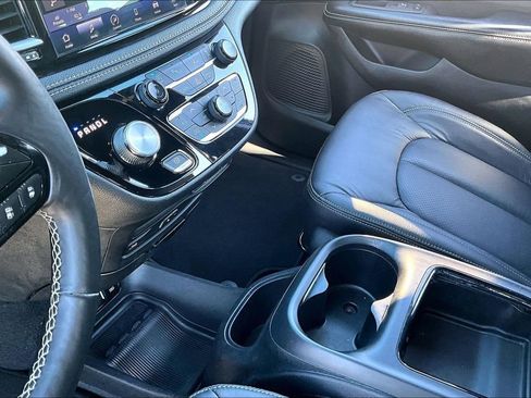 Used 2021 Chrysler Pacifica Touring-L w/ Uconnect Theater Family Group image 16