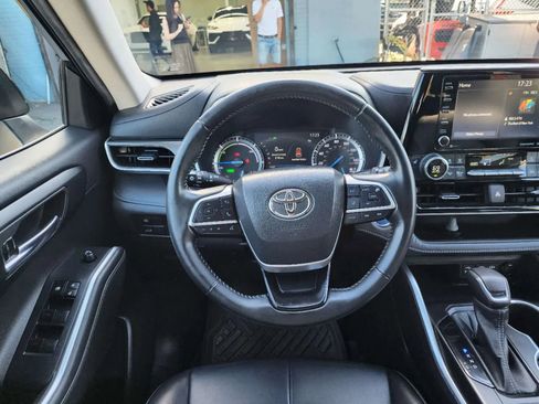 Used 2022 Toyota Highlander XLE image 12