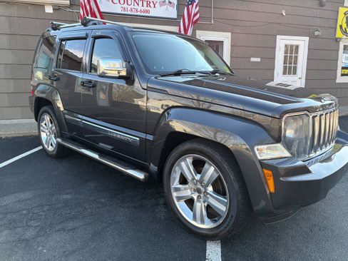 Used 2011 Jeep Liberty Sport image 3