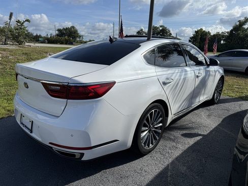Used 2017 Kia Cadenza Premium w/ Luxury Package FWD image 2