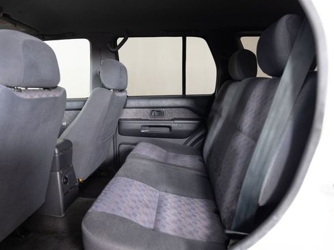 Used 1997 Nissan Pathfinder LE AWD/4WD image 16