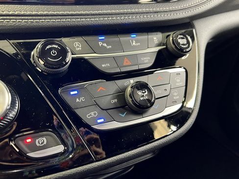 New 2026 Chrysler Pacifica Select image 32