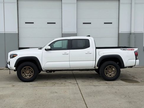 Used 2017 Toyota Tacoma TRD Off-Road image 2