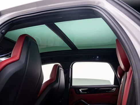 Certified 2023 Porsche Cayenne AWD/4WD image 18