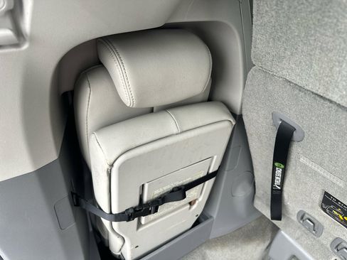 Used 2014 Toyota Sienna XLE image 11