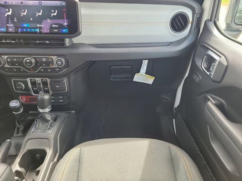 Certified 2025 Jeep Gladiator Sport image 16