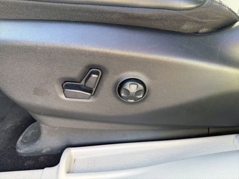 Used 2023 Chrysler Pacifica Touring-L FWD image 27