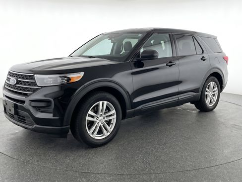 Used 2024 Ford Explorer XLT w/ Equipment Group 202A image 3