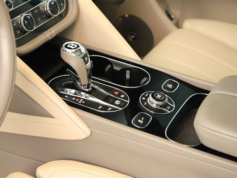 Used 2021 Bentley Bentayga Base image 17