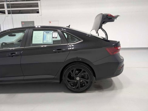 Used 2025 Volkswagen Jetta SE FWD image 11