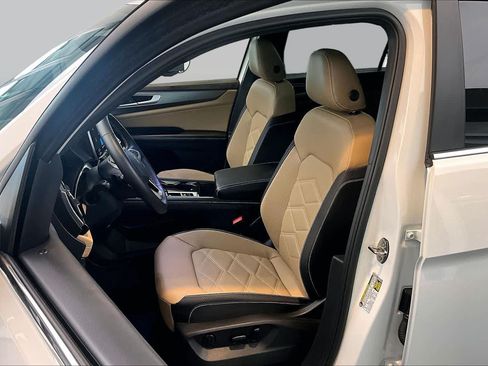 Used 2025 Volkswagen Atlas Cross Sport SE w/ Panoramic Sunroof Package FWD image 8