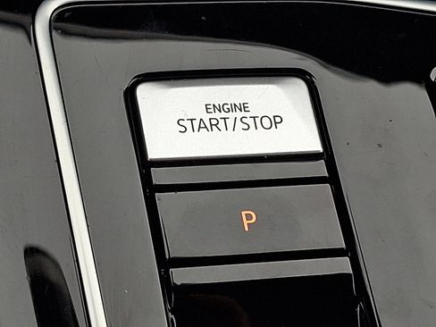 Used 2024 Volkswagen Golf R image 25