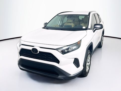 Used 2020 Toyota RAV4 LE FWD image 3
