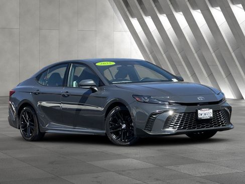 Used 2025 Toyota Camry SE FWD image 1