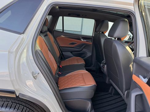 Used 2025 Volkswagen Tiguan SEL R-Line image 24