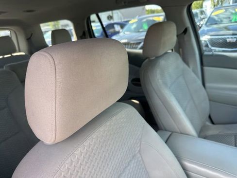 Used 2017 GMC Acadia SLE FWD image 13