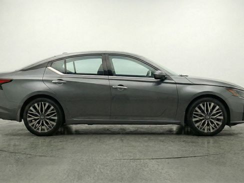 Used 2025 Nissan Altima 2.5 SV image 11