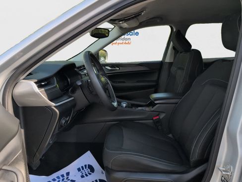 Used 2023 Jeep Grand Cherokee L Laredo image 12