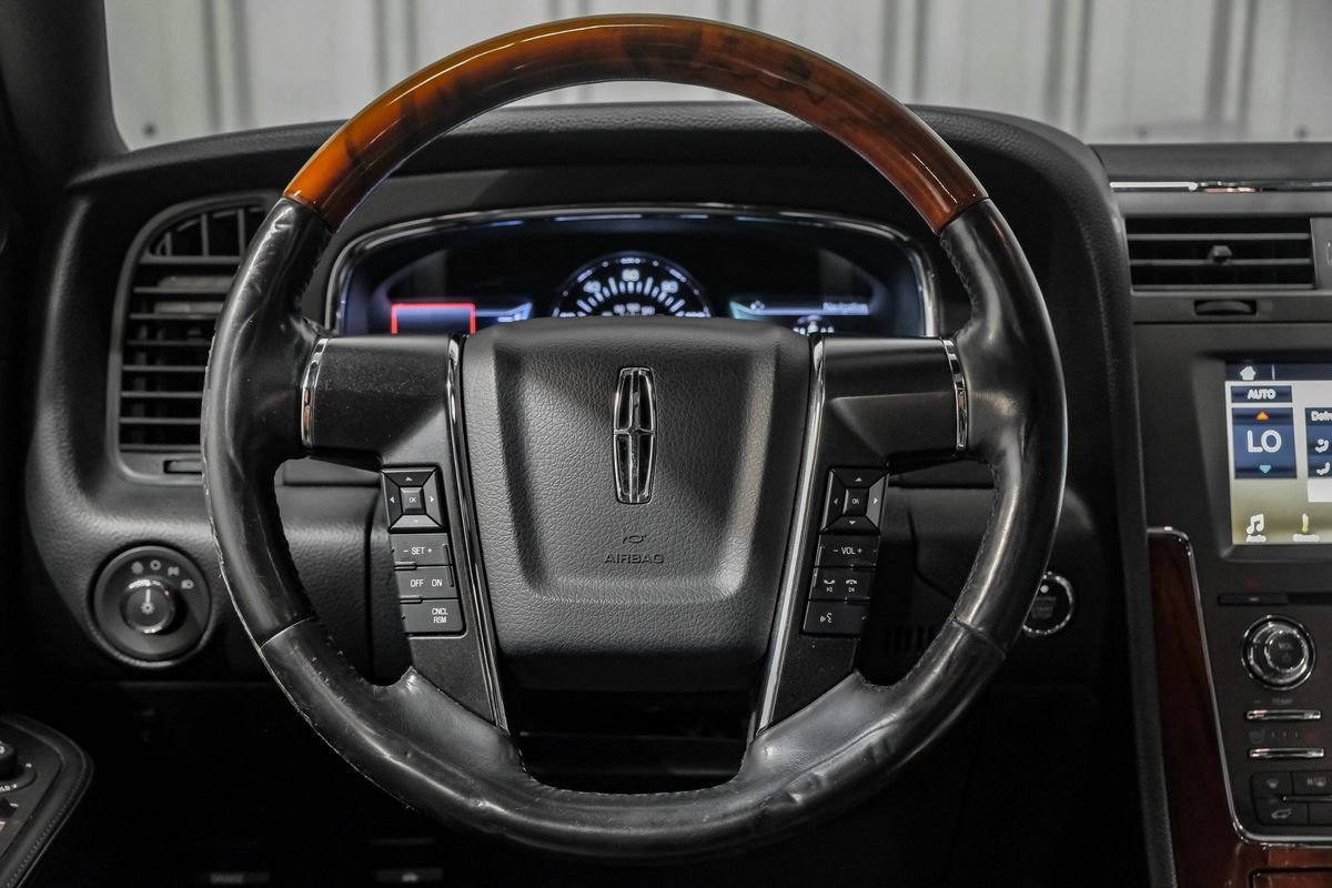 Used 2016 Lincoln Navigator Select RWD image 11