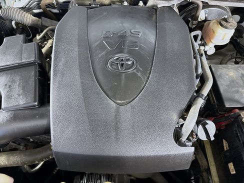 Used 2018 Toyota Tacoma SR image 38