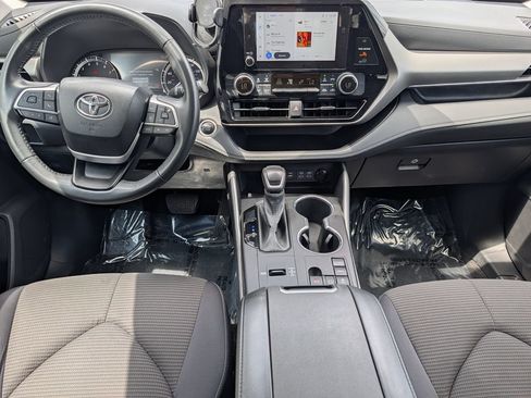 Used 2024 Toyota Highlander LE FWD image 16