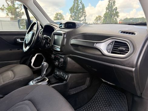 Used 2018 Jeep Renegade Latitude w/ Cold Weather Group AWD/4WD image 19