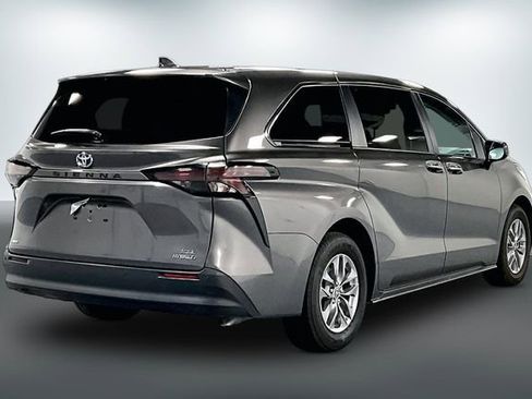 Used 2023 Toyota Sienna XLE AWD/4WD image 7