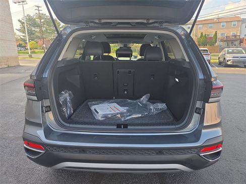 Used 2025 Volkswagen Taos SE w/ Panoramic Sunroof Package image 5