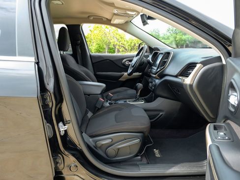 Used 2017 Jeep Cherokee Latitude w/ Safety/Convenience Group image 34