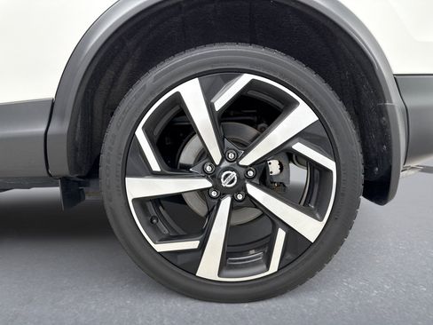 Used 2022 Chevrolet Bolt EUV LT w/ Comfort Package FWD image 13