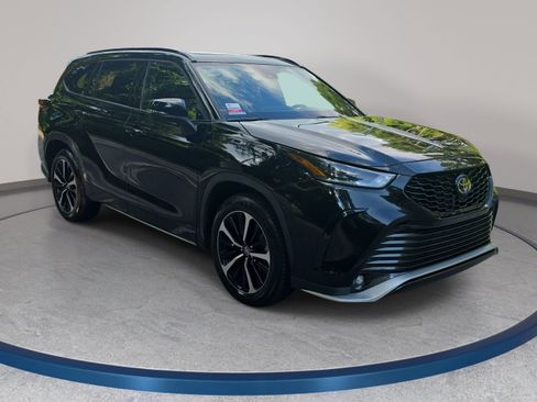 Used 2021 Toyota Highlander XSE FWD image 3