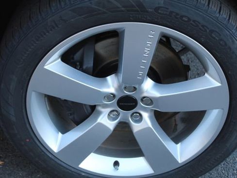 New 2026 Land Rover Defender 130 X-Dynamic SE image 8