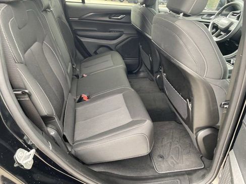 Used 2024 Jeep Grand Cherokee Laredo image 27