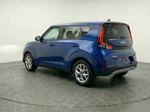 Used 2025 Kia Soul LX w/ LX Technology Package FWD image 5