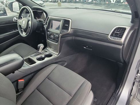 Used 2019 Jeep Grand Cherokee Laredo image 27