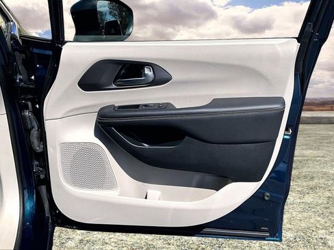 Used 2023 Chrysler Pacifica Touring-L image 27