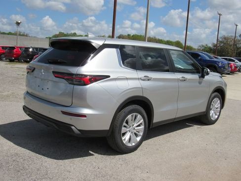 New 2026 Mitsubishi Outlander ES FWD image 3