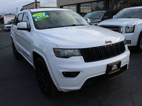 Used 2018 Jeep Grand Cherokee Altitude AWD/4WD image 8