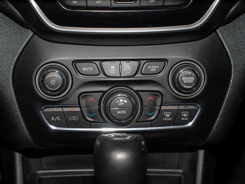 Used 2019 Jeep Cherokee Limited w/ Luxury Group image 24