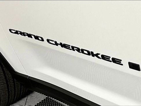 New 2025 Jeep Grand Cherokee Laredo image 10