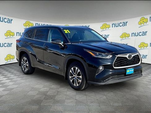 Used 2021 Toyota Highlander XLE AWD/4WD image 1