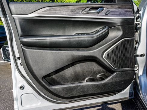 Used 2022 Jeep Grand Cherokee L Limited image 44