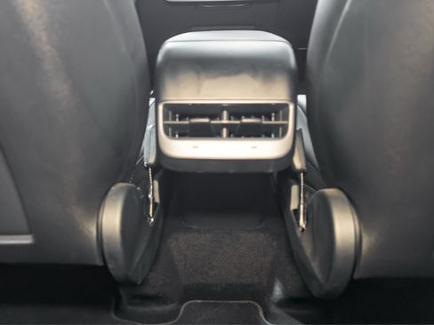 Used 2022 Tesla Model Y Long Range AWD/4WD image 17